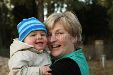 Neuhausen  Deutschland  Oma mit ihrem Enkel