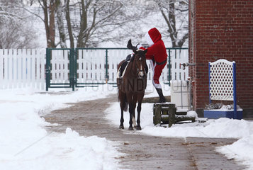 Koenigs Wusterhausen  Deutschland  Weihnachtsmann steigt auf sein Pferd