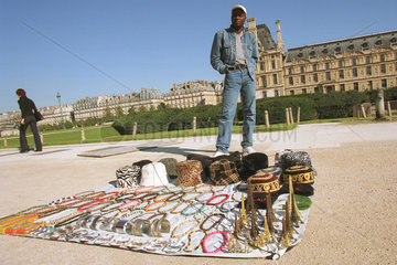 Souvenierverkaeufer im Louvrepark in Paris
