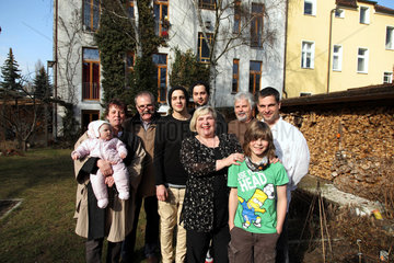 Berlin  Deutschland  Grossfamilie vor ihrem Mehrgenerationenhaus
