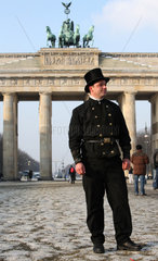 Berlin  Deutschland  ein Schornsteinfeger vor dem Brandenburger Tor