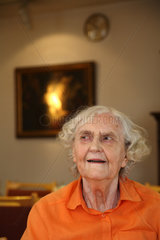 Berlin  Deutschland  eine alte Dame im Seniorenheim