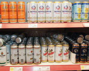 Auswahl von Bierdosen in einem Supermarkt