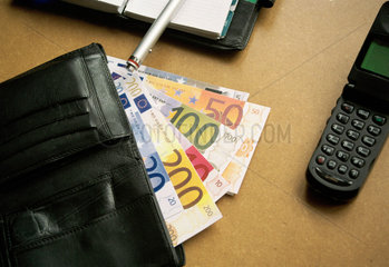 Geldbeutel mit Eurogeldscheinen und weitere Utensilien