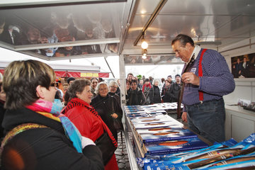 Hamburg  Deutschland  Kunden bei Aale Dieter auf dem Hamburger Fischmarkt