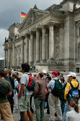 Berlin  Besucher am Reichstag