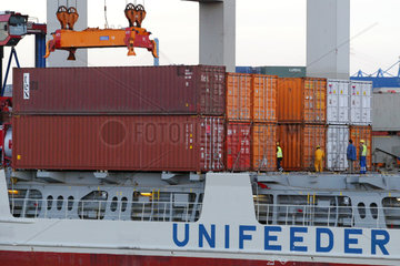 Hamburg  ein Containerschiff der Reederei UNIFEEDER