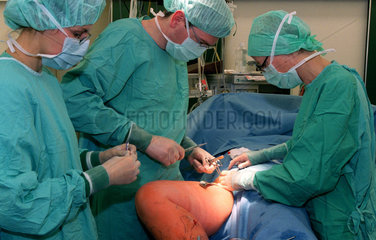 Kramfaderoperation von zwei Gefaesschirurgen