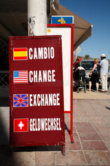 Port de Pollenca  Mallorca  Spanien  Geldwechselschild in vier verschiedenen Sprachen