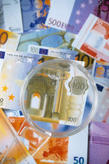 Lupe ueber Eurogeldscheinen
