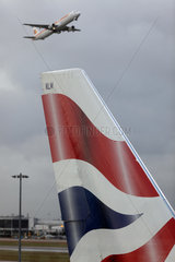 London  Grossbritannien  Heckfluegel eines Flugzeugs von British Airways