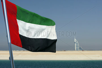 Symbolfoto Flagge der Vereinigten Arabischen Emirate und das Burj Al Arab  Dubai