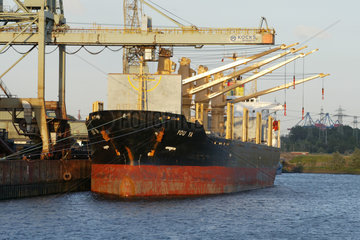 Hamburg  ein Schiff im Containerhafen der Hansestadt