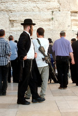 Orthodoxe Juden beim Gebet an der Klagemauer.