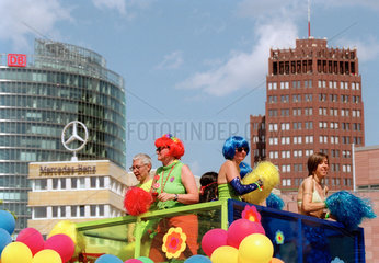 Frauen feiern auf einem Wagen den 25ten CSD in Berlin