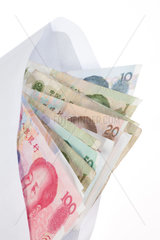 Berlin  Deutschland  Chinesische Yuan in einem Briefumschlag