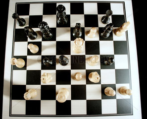 Blick von oben auf ein Schachspiel