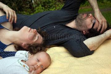 Hamburg  Deutschland  eine Familie mit Baby liegt auf einer Decke