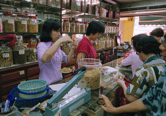 Verkaeuferinnen in einer chinesischen traditionellen Apotheke