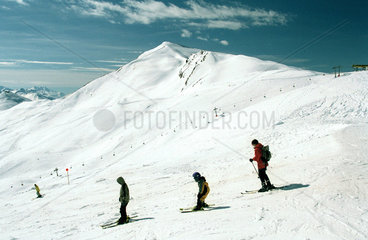 Skifahrer im Skigebiet am Piz Scalottas und Lavoz