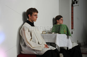Berlin  Deutschland  Messdiener auf einer Taufe in der St. Josef-Kirche
