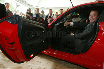 Bundeskanzler Gerhard Schroeder in einem Porsche