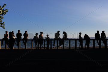 Bolsena  Italien  Silhouette  Menschen schauen auf den Bolsenasee