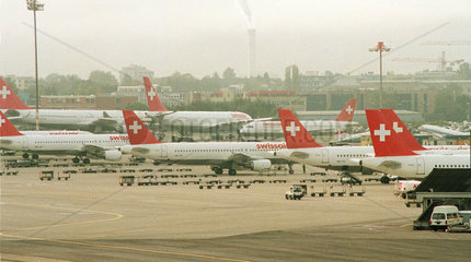 Zuerich  Schweiz  Flughafen Kloten mit abgestellten Swissair Flugzeugen
