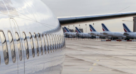 Paris  Symbolfoto Flugzeuge auf dem Rollfeld des Flughafen