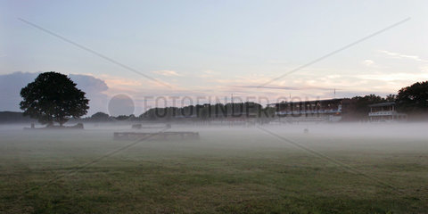 Die Galopprennbahn Hoppegarten im Nebel