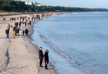 Binz  Deutschland  Spaziergaenger am Strand von Binz auf Ruegen