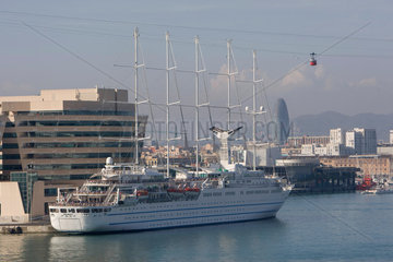 Barcelona  Spanien  Kreuzfahrtschiff Club Med 2 im Hafen