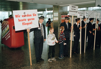 Zuerich  Schweiz  demonstrierende Mitarbeiter der Swissair auf dem Flughafen