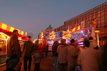 Berlin  Weihnachtsmarkt auf dem Schlossplatz