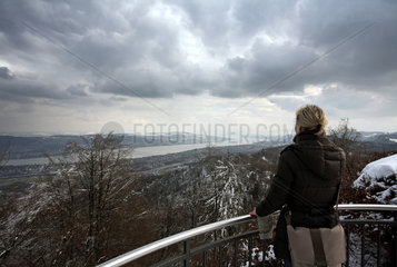 Zuerich  Schweiz  Frau blickt vom Uetliberg auf den Zuerichsee