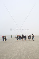 Sankt Peter-Ording  Deutschland  Spaziergaenger bei Nebel am Strand