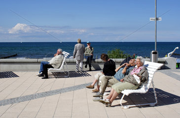 Kuehlungsborn  Senioren beim Sonnen auf der Strandpromenade