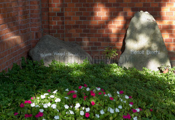 Berlin  Deutschland  Grab von Bertolt Brecht  Helene Weigel-Brecht auf dem Dorotheenstaedtischen Friedhof