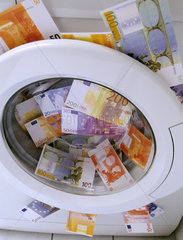 Eurogeldscheine in einer Waschmaschine