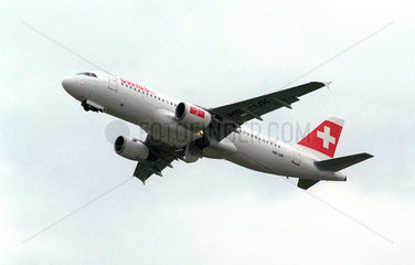 Passagierflugzeug der Swiss Air Lines nach dem Start