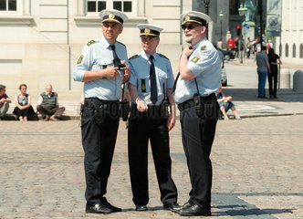 Daenische Polizisten auf dem Schlossplatz in Kopenhagen