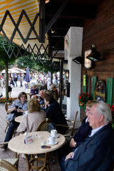 Titisee  Deutschland  Senioren in einem Cafe im Urlaubsort Titisee