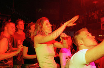 Berlin  Jugendliche tanzen und feiern auf einer Technoparty