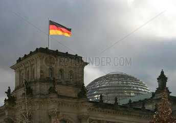 Berlin  Deutschlandfahne auf dem Reichstag