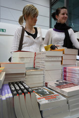 Leipziger Buchmesse 2007: Frauen hinter Buecherstapeln