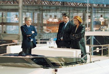 Ein Paar begutachtet kritisch eine Luxusyacht auf der Messe boot 2002