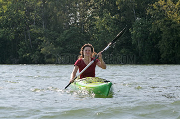 Ploen  Deutschland  eine junge Frau macht eine Kanutour auf dem Grossen Ploener See