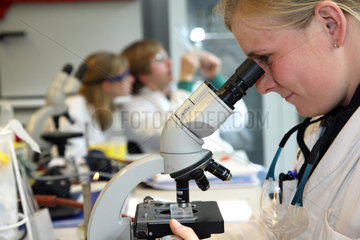 Berlin  Deutschland  Auszubildende zur Biologielaborantin im Labor