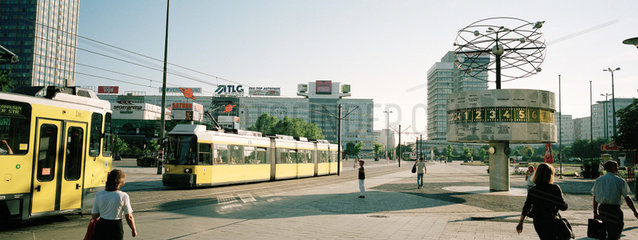 Alexanderplatz mit Weltzeituhr  Berlin  Deutschland