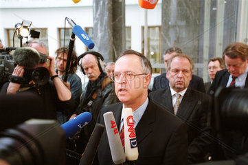 Hans Eichel umringt von Journalisten